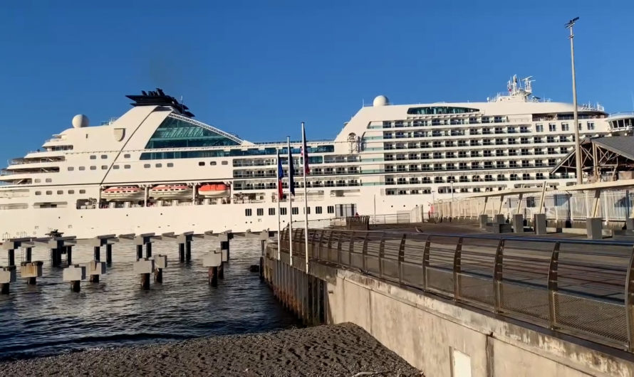 Basse-Terre. Escale du bateau de croisière Seabourn Ovation de la compagnie Holland America Line, mardi 19 décembre 2023